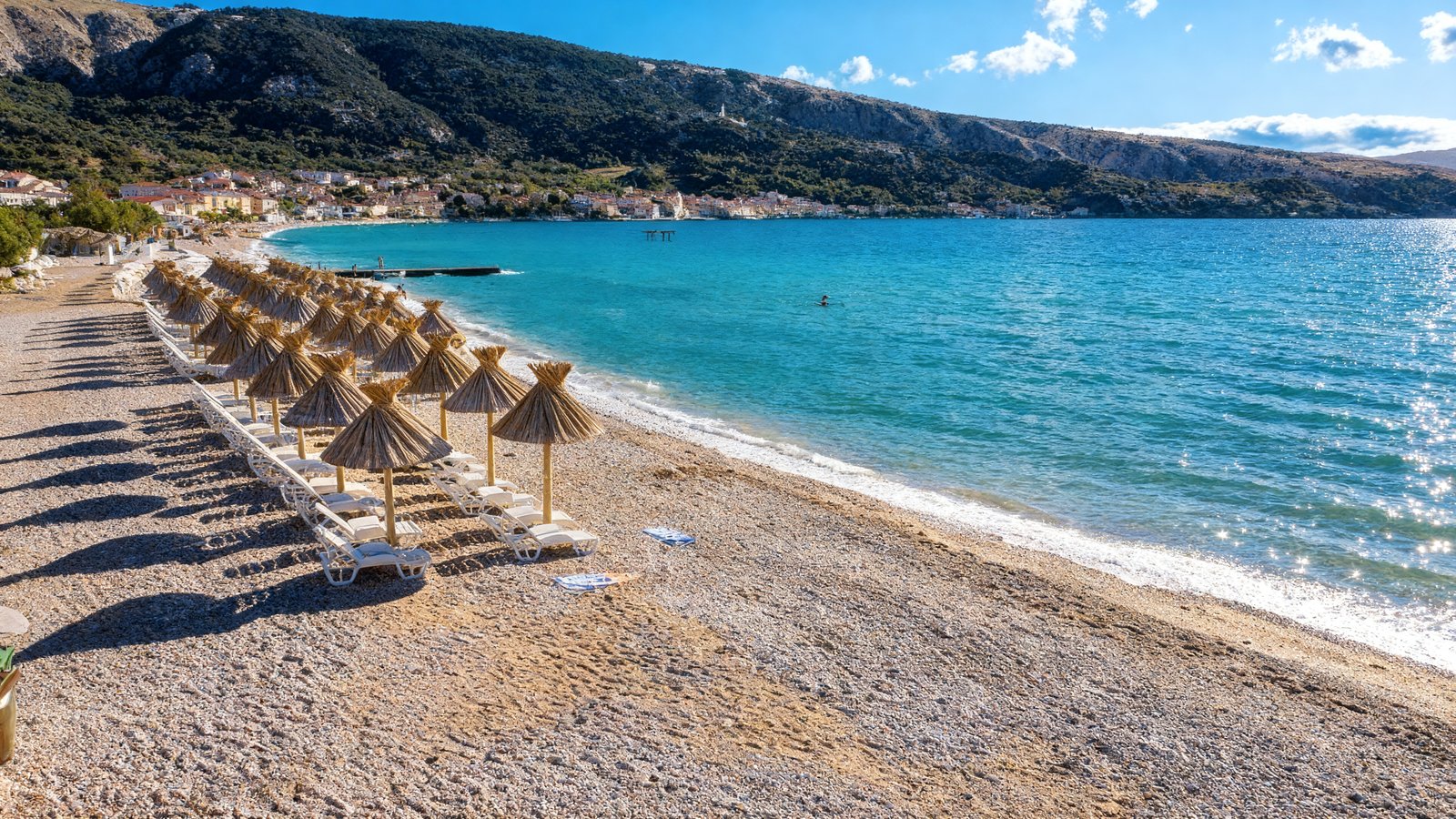 Vela Plaža Baška - najljepša pješčana plaža na otoku Krku, kristalno čisto more i dramatične stijene